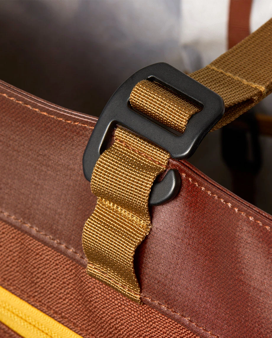 Basin XT CarryAll 25L STIO Basin XT CarryAll 25L -Stio Activewear 400041 293 detail buckle 041e0f0b 3d01 4196 85b5 33065cb1f9ff